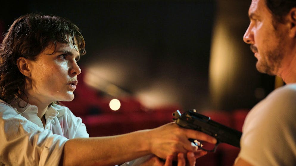 Gab es Geiselnahmen durch Rechtsextreme in der Schweiz?. Kommissar Bootz (Felix Klare) ist eine der Geiseln im Kino, er wird von Rechtsterroristin Karin Urbanski (Anna Schimrigk) bedroht.