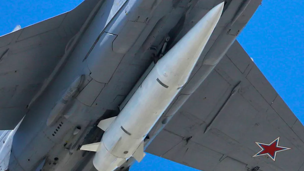 ARCHIV - Ein Abfangjäger Mikoyan MiG-31 der russischen Luftwaffe fliegt bei der russischen Militärparade zum Tag des Sieges bestückt mit einer Hyperschall-Luft-Boden-Rakete vom Typ Kinschal. Foto: Pavel Golovkin/AP/dpa/Archivbild