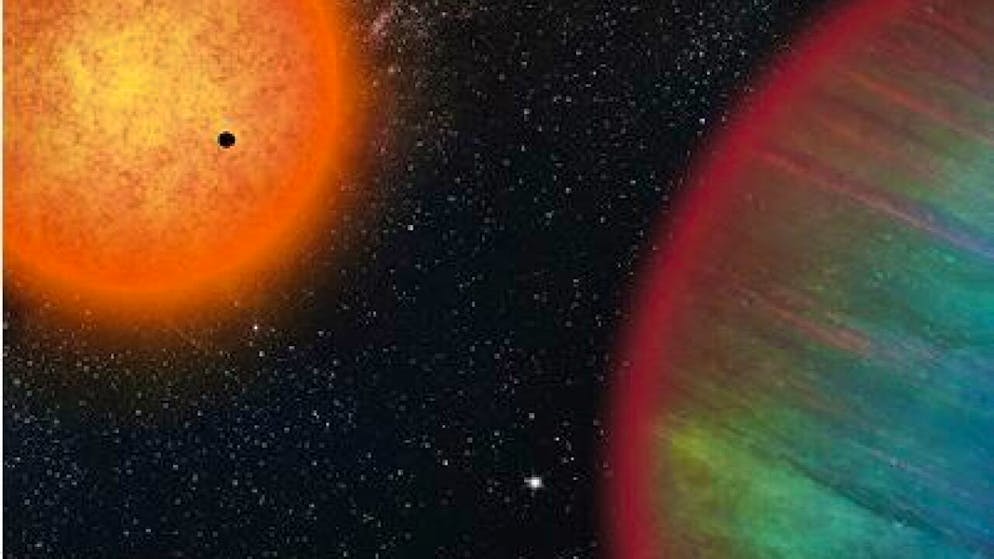 Secondo la teoria attuale, il pianeta giovano caldo WASP-132b (in primo piano nell'immagine d'artista) non potrebbe trovarsi nelle vicinanze di una super Terra (il pallino nero in transito davanti alla sua stella).