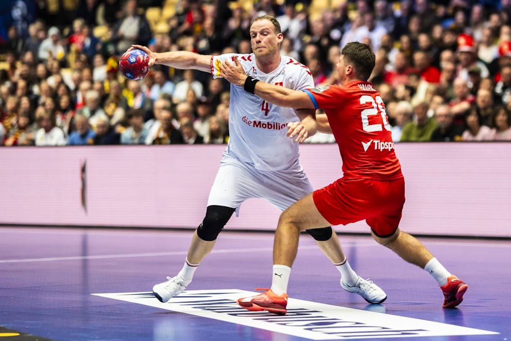 Lo svizzero Lenny Rubin, a sinistra, lotta per la palla contro il ceco Matej Havran, a destra, durante la partita del girone A del turno preliminare.