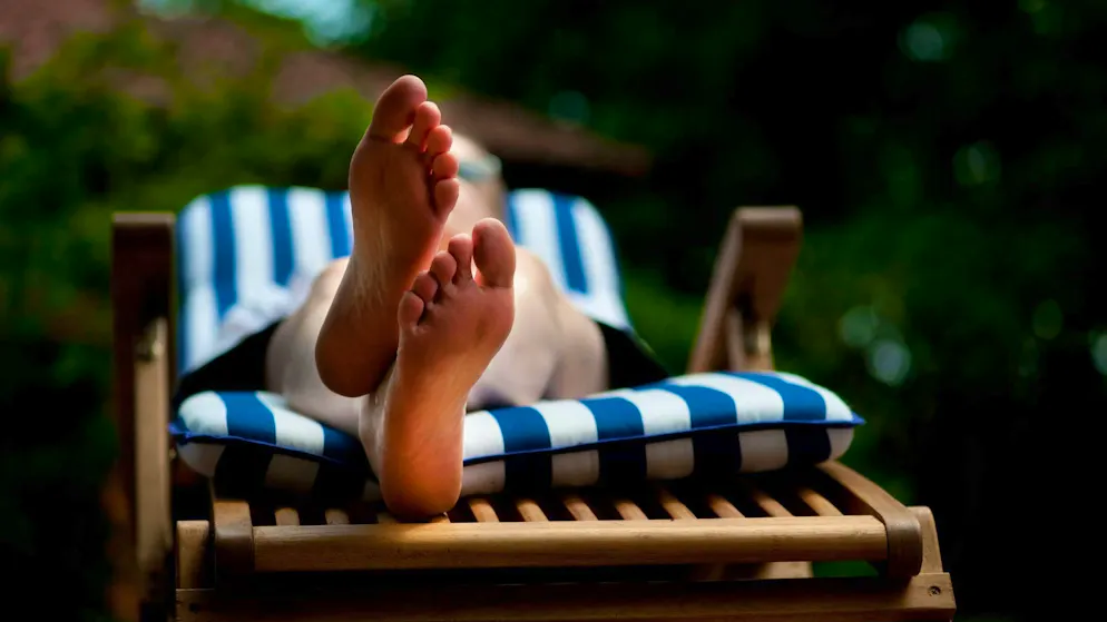 I mobili da giardino possono essere puliti con un detergente fatto in casa a base di acqua di patate.