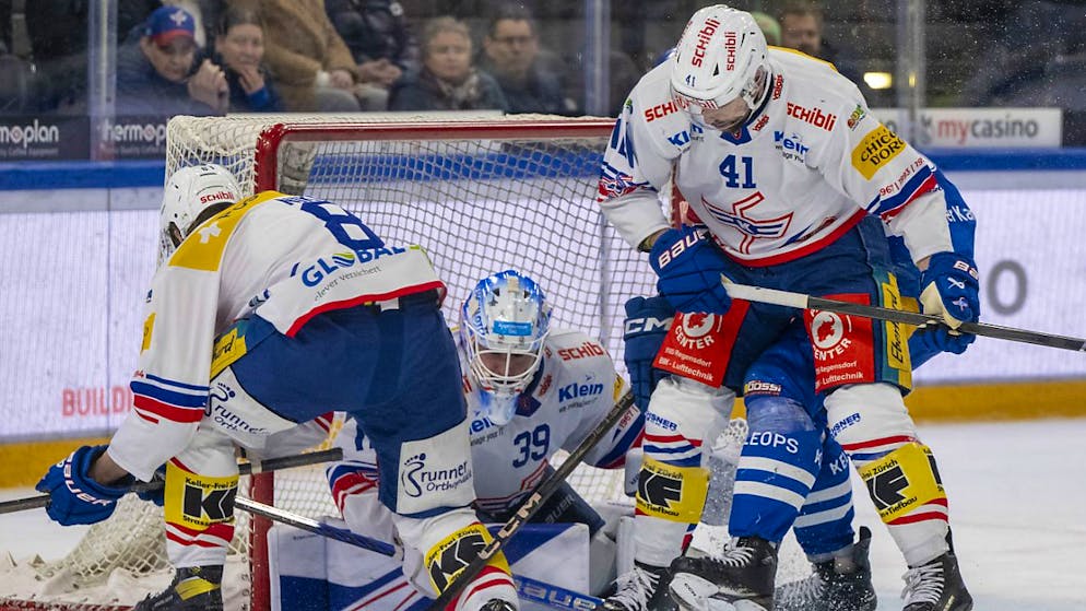 Biel siegt im Kantonalderby, und das sogar auswärts - Gallery. Vergeblich gewehrt: Klotens Goalie Sandro Zurkirchen kann die knappe Niederlage in Zug nicht verhindern