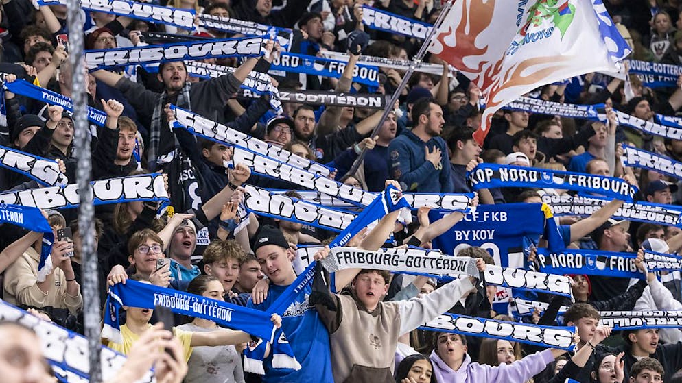 Biel siegt im Kantonalderby, und das sogar auswärts - Gallery. Wie immer ausverkauft: Die Fans in der Freiburger Arena freuen sich über das Husarenstück gegen den Leader Lausanne