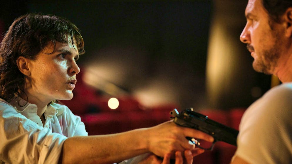 Have there been hostage-takings by right-wing extremists in Switzerland?. Inspector Bootz (Felix Klare) is one of the hostages in the movie theater, threatened by right-wing terrorist Karin Urbanski (Anna Schimrigk).