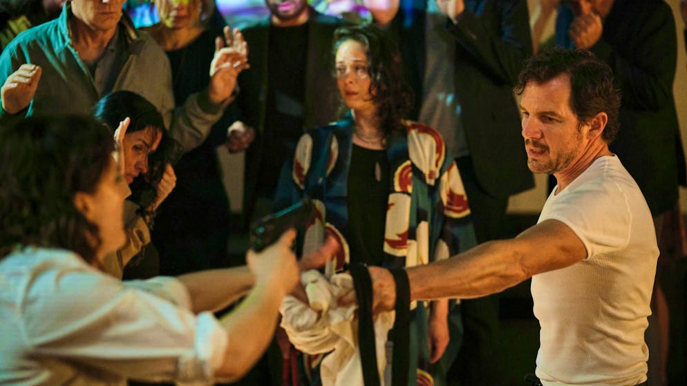 Have there been hostage-takings by right-wing extremists in Switzerland?. Bootz (Felix Klare) tries to appease the hostage-taker Karin Urbanski (Anna Schimrigk).