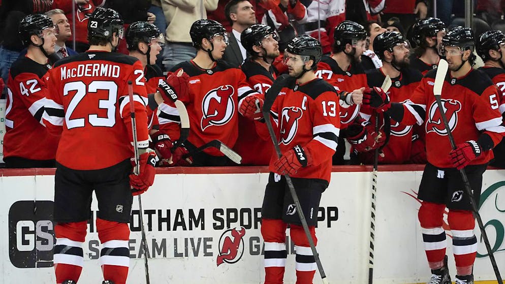Nico Hischier (13) lässt sich für seinen 20. Saisontreffer von seinen Teamkollegen feiern - am Ende unterliegen die New Jersey Devils den Florida Panthers trotzdem
