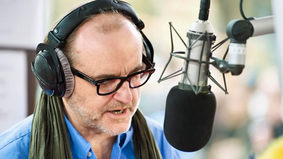 Peter Schneider war viele Jahre lang die Erzählstimme der sonntäglichen Hörspiele von Detektiv Philip Maloney auf Radio SRF3.