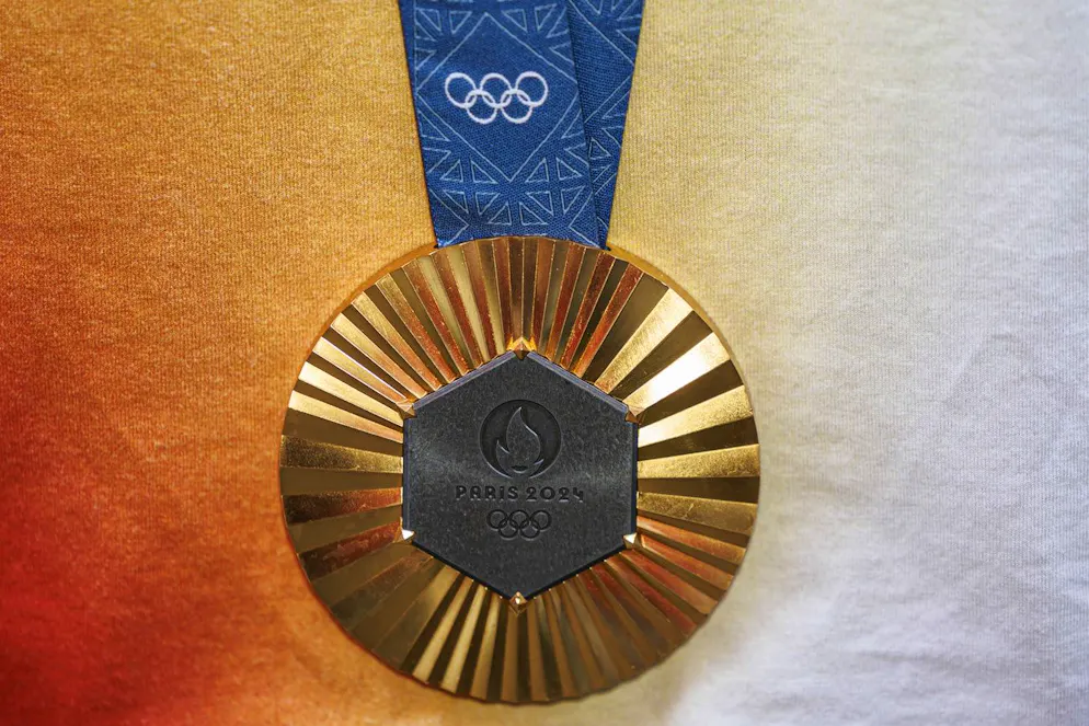 La medaglia d'oro olimpica vinta dalla tiratrice svizzera Chiara Leone non dovrebbe subire deterioramenti, ma quelle di bronzo, distribuite a Parigi l'anno scorso, segnano già i segni del tempo. 