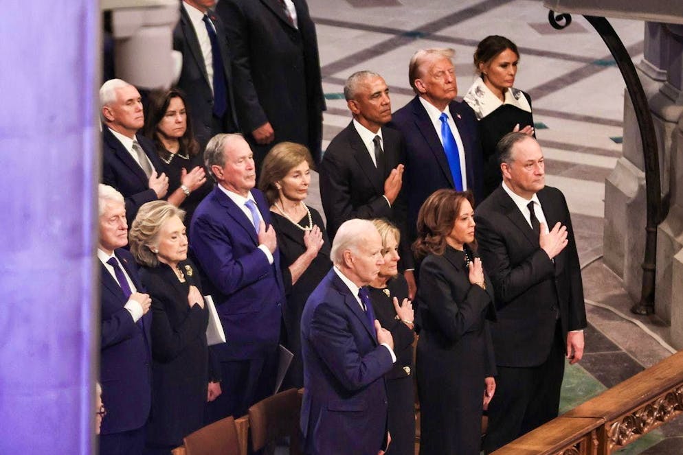 At the funeral of the late former US President Jimmy Carter, former President Barack Obama stood alone next to Donald Trump and Melania Trump.