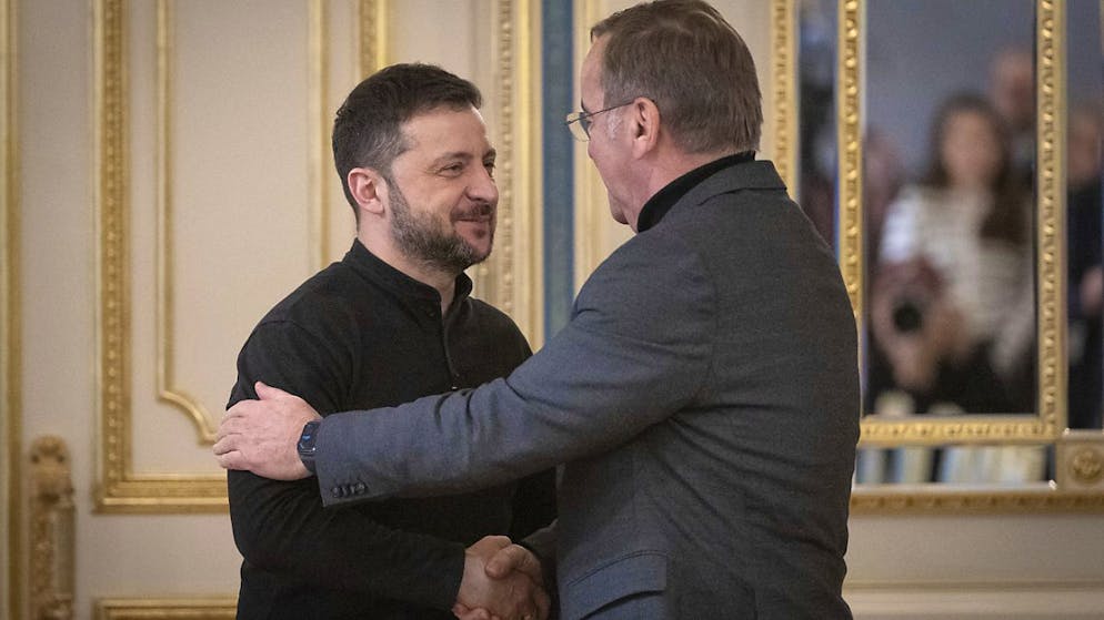 Der deutsche Verteidigungsminister Boris Pistorius (rechts) war zu Gesprächen mit dem ukrainischen Präsidenten Wolodymyr Selenskyj in Kiew. (Archivbild)