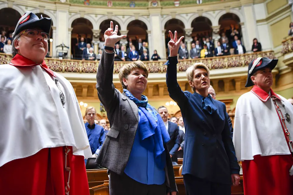 Karin Keller-Sutter, rechts, und Viola Amherd, werden nach ihrer Wahl in den Bundesrat am 5. Dezember 2018 vereidigt. (KEYSTONE/Anthony Anex)