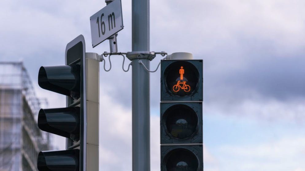 Das Männchen auf den Stadtzürcher Ampeln soll Gesellschaft erhalten. Künftig sollen auch Frauen abgebildet werden. (Archivbild)