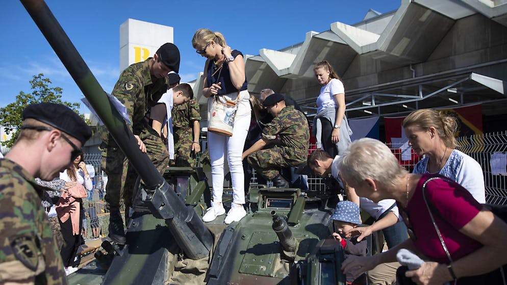 Besuchstag auf dem Waffenplatz Thun: Der für Männer obligatorische Orientierungstag zum Militärdienst soll auch für junge Frauen zur Pflicht werden. (Archivbild)