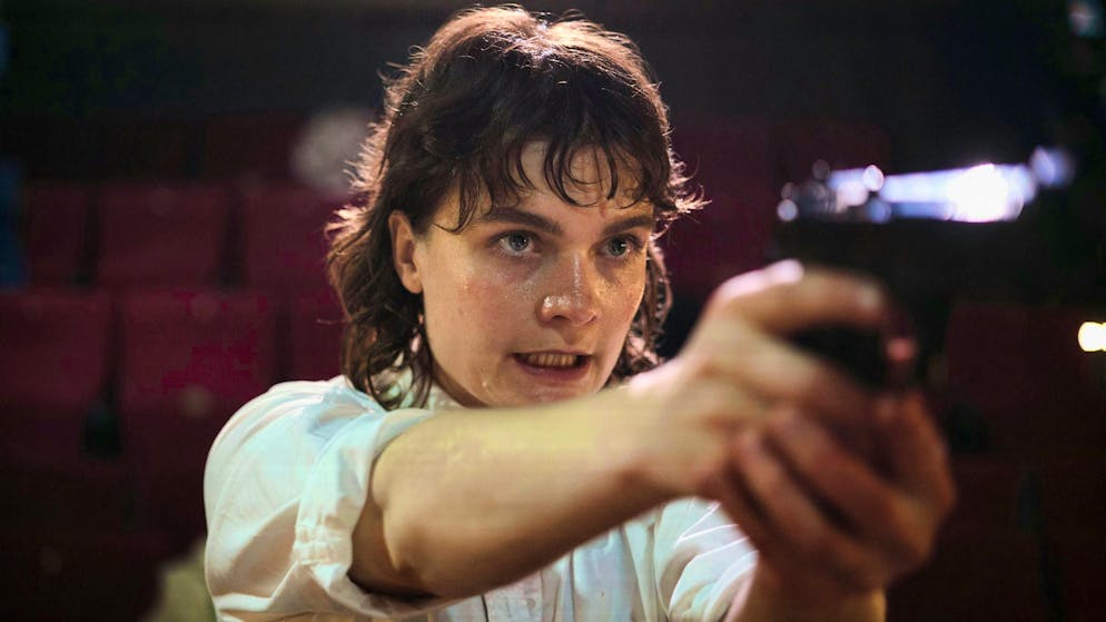 Have there been hostage-takings by right-wing extremists in Switzerland?. The new Stuttgart "Tatort" is a hostage drama: Bootz (Felix Klare) has to withstand the threat of right-wing terrorist Karin Urbanski (Anna Schimrigk) in the movie theater.