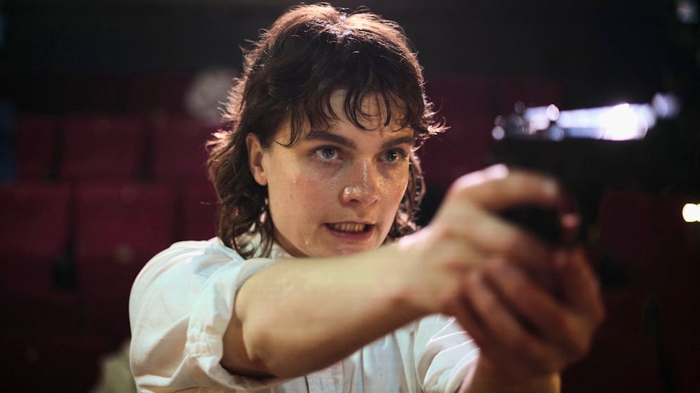 Gab es Geiselnahmen durch Rechtsextreme in der Schweiz?. Der neue Stuttgarter «Tatort» ist ein Geiseldrama: Bootz (Felix Klare) muss im Kino der Bedrohung durch Rechtsterroristin Karin Urbanski (Anna Schimrigk) standhalten.