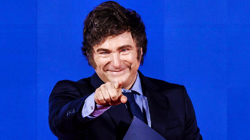 Javier Milei au pouvoir depuis un an, et Donald Trump investi lundi, affichent affinités idéologique et personnelle.