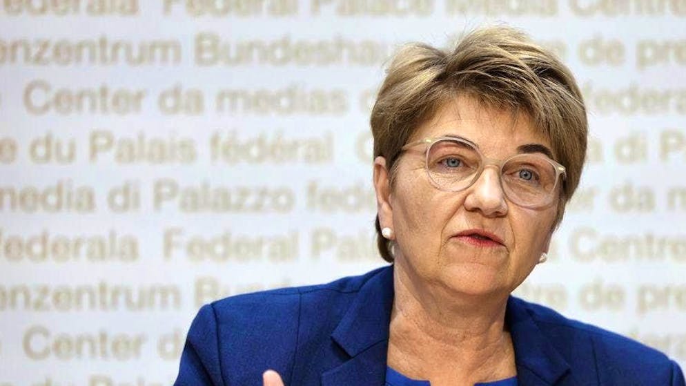 Momento di sorpresa nel video. Ecco come Viola Amherd ha annunciato e spiegato le sue dimissioni