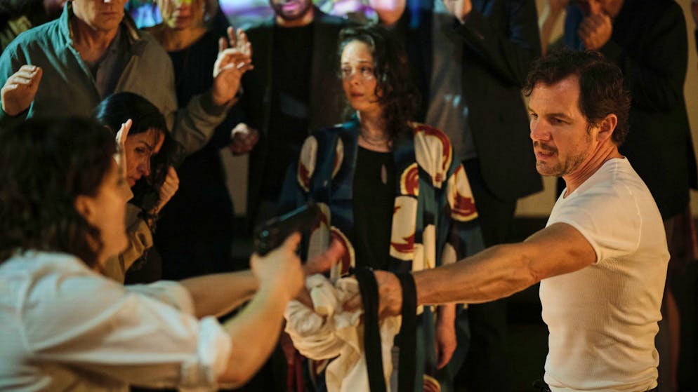 Gab es Geiselnahmen durch Rechtsextreme in der Schweiz?. Bootz (Felix Klare) versucht, die Geiselnehmerin Karin Urbanski (Anna Schimrigk) zu beschwichtigen.