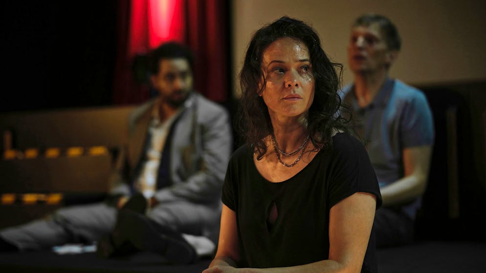 Gab es Geiselnahmen durch Rechtsextreme in der Schweiz?. Leila Kaiser (Jessica McIntyre) ist die standhafteste unter den Geiseln und unterstützt Kommissar Bootz beim Versuch, die Situation zu deeskalieren.