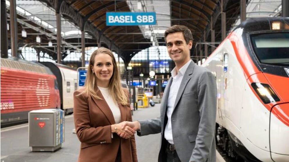 Vanessa Senn, dirigente della divisione immobili presso Aldi Suisse, e Fabian Wengeler, responsabile delle FFS, dopo la firma del contratto nella stazione renana.