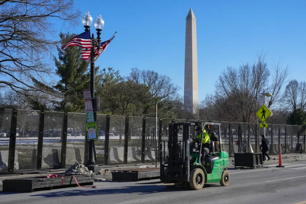 Gli operai installano una recinzione di sicurezza attorno all'Ellipse, vicino alla Casa Bianca, in vista dell'imminente insediamento del presidente eletto Donald Trump a Washington.