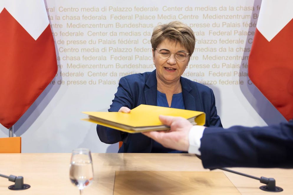 Viola Amherd lascia diversi importanti dossier pendenti al Dipartimento federale della difesa, della protezione della popolazione e dello sport (DDPS)