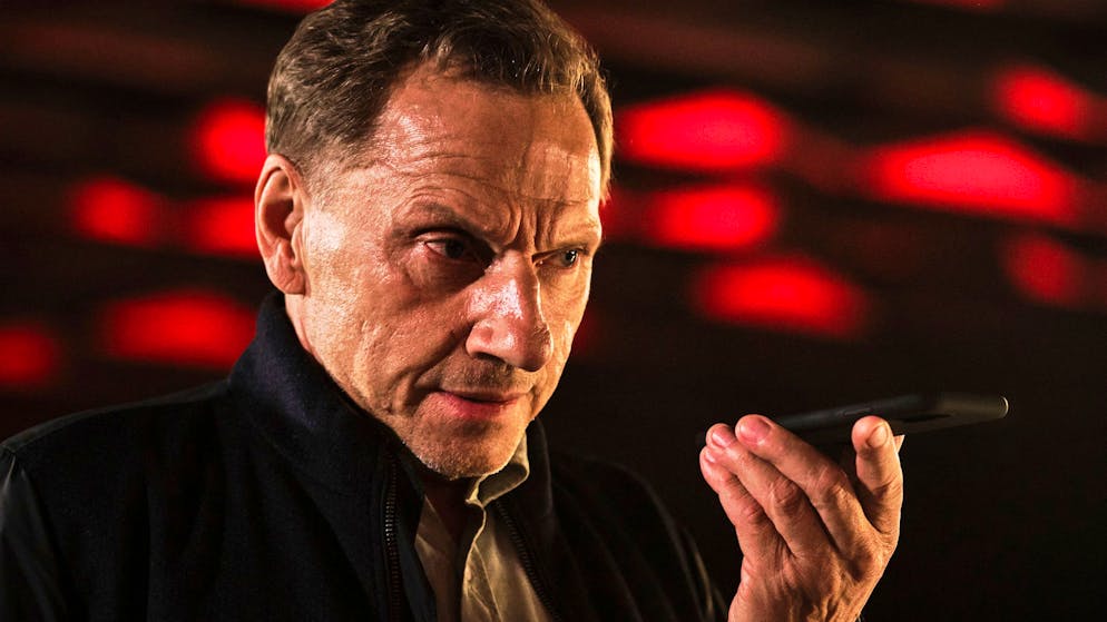 Gab es Geiselnahmen durch Rechtsextreme in der Schweiz?. Der Stuttgarter Kommissar Thorsten Lannert (Richy Müller) versucht im «Tatort: Verblendung», die Geiselnahme in einem Stuttgarter Kino zu beenden.