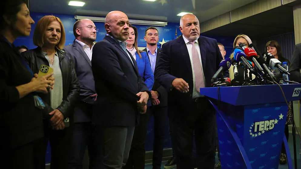 ARCHIV - Boiko Borissow, Parteivorsitzender der Gerb und ehemaliger bulgarischer Ministerpräsident, spricht während einer Pressekonferenz. Das prowestliche Parteibündnis Gerb-SDS wurde am 15. Januar 2025 mit der Bildung einer neuen Regierung beauftragt. Foto: Valentina Petrova/AP/dpa