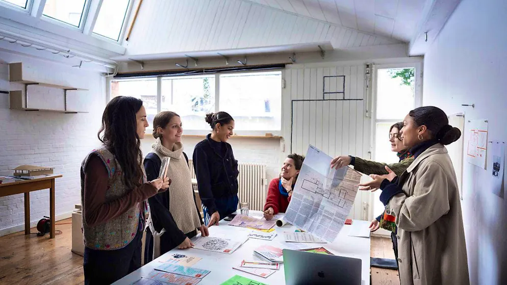 The curators of the Swiss contribution to the 19th Architecture Biennale at work (from left): architects Elena Chiavi, Amy Perkins, Myriam Uzor, Kathrin Füglister, artist Axelle Stiefel and graphic designer Emma Kouassi. They want to commemorate the Swiss architect Lisbeth Sachs.
