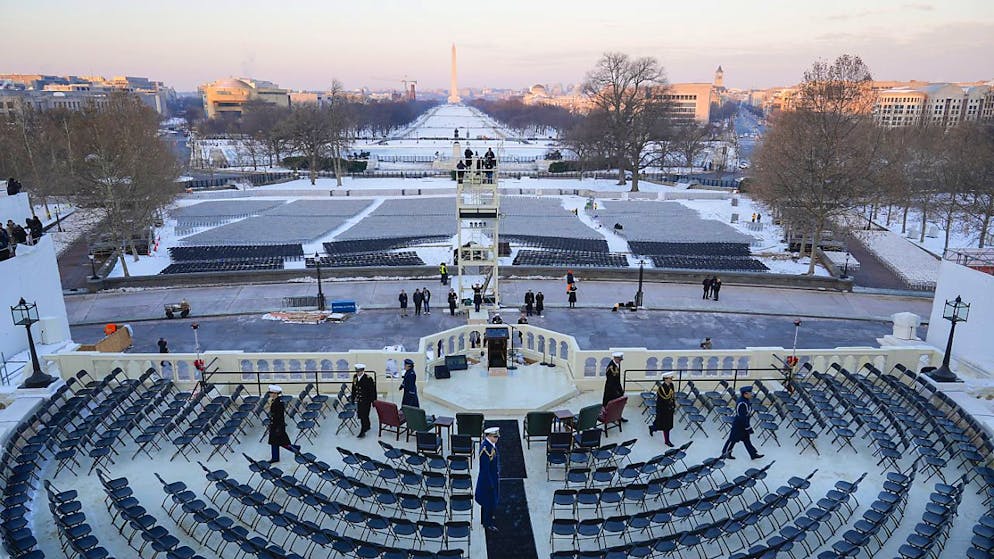 I preparativi fervono in vista dell'insediamento di Trump, che si terrà davanti al Campidoglio, con l'obelisco sullo sfondo.