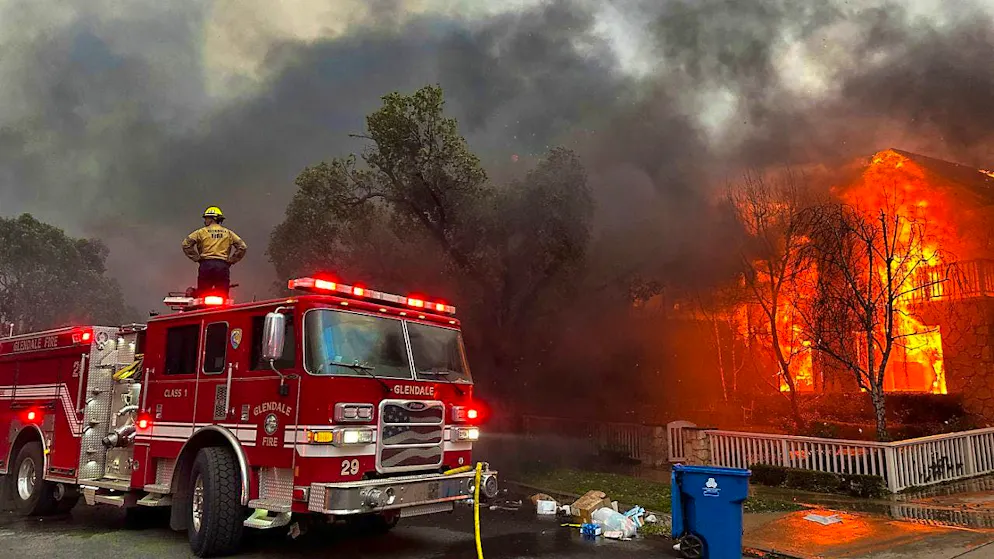 ARCHIVE - Firefighters battle the Palisades Fire burning in the Pacific Palisades neighborhood of Los Angeles. Photo: Eugene Garcia/AP/dpa/Archive image