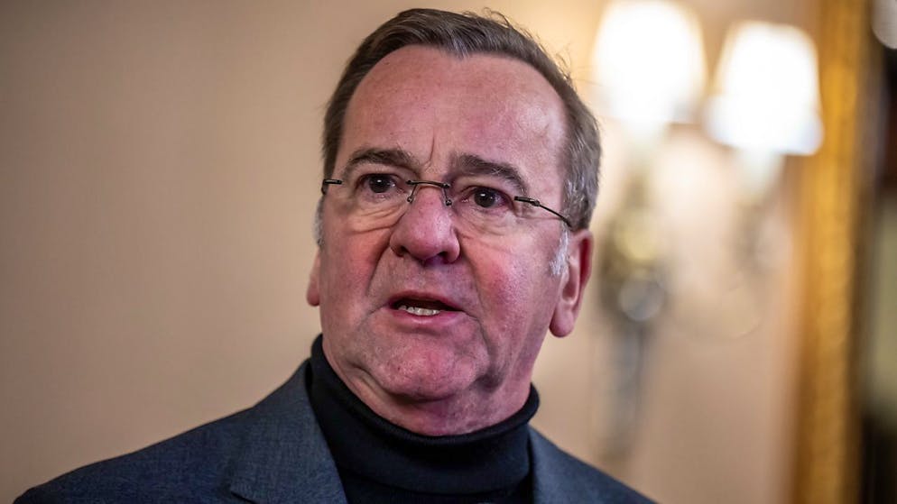 Boris Pistorius (SPD), Verteidigungsminister, spricht bei einem Pressestatement. Pistorius hält sich zu politischen Gesprächen in der Ukraine auf. Foto: Michael Kappeler/dpa-Pool/dpa