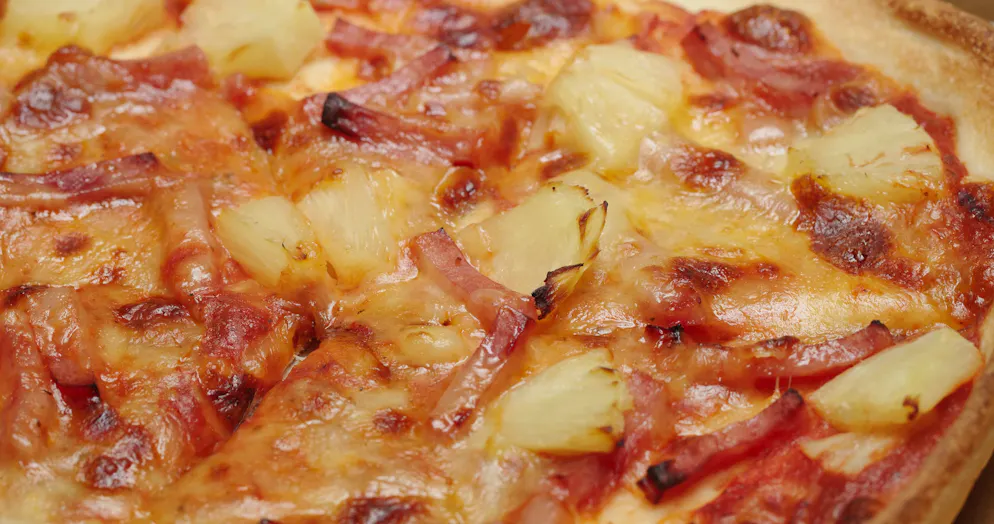 L'ananas sur la pizza fait débat entre les puristes et les amateurs du fruit exotique.
