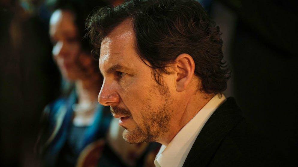 Gab es Geiselnahmen durch Rechtsextreme in der Schweiz?. Kommissar Sebastian Bootz (Felix Klare) ist im «Tatort: Verblendung» in einer Gruppe von Geiseln, die von rechten Terroristen in einem Stuttgarter Kinosaal festgehalten wird.