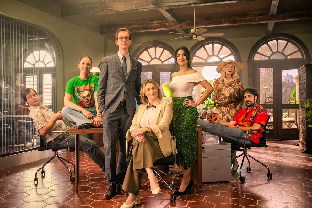 Set picture of "Unsere kleine Botschaft": Danny Exnar (Arturo), Anaïs Decasper (Selina), Jonas Gygax (Adi), Susanne Kunz (Bea), Sandra Zellweger (Marisol), Birgit Steinegger (Mrs. Zybach), Matthias Schoch (Konsti) (from left to right).