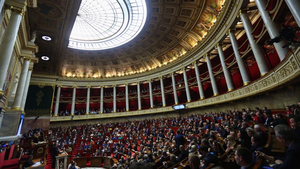 Politica. Francia: respinta la mozione di sfiducia al governo Bayrou
