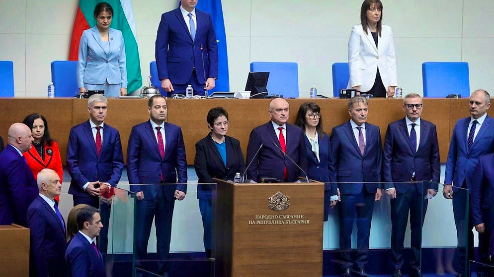 ARCHIVE - The President of the Bulgarian Parliament, Rossen Shelyaskov (above center), is the country's new Prime Minister. His coalition government was confirmed by the parliament in Sofia. Photo: Valentina Petrova/AP/dpa