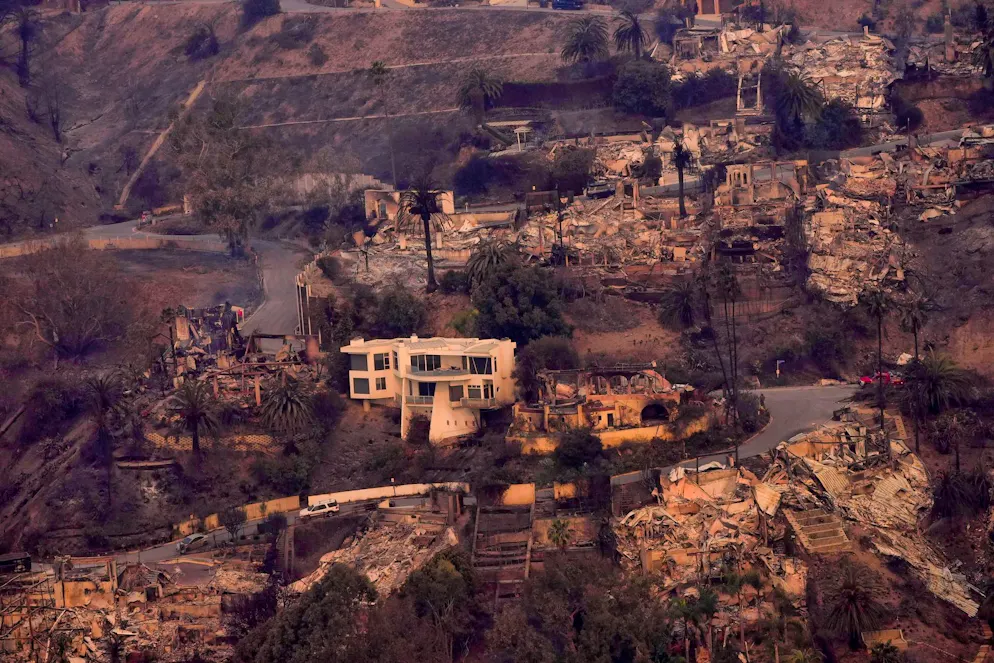 Incendi devastanti hanno distrutto il quartiere di Pacific Palisades a Los Angeles.