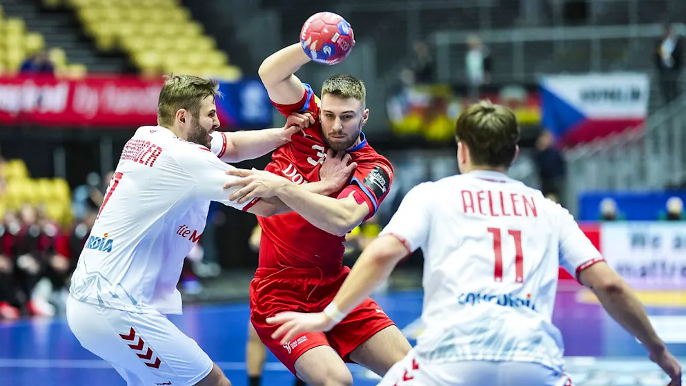 Samuel Röthlsbergr (links) packt im WM-Auftaktspiel gegen Tschechien zu