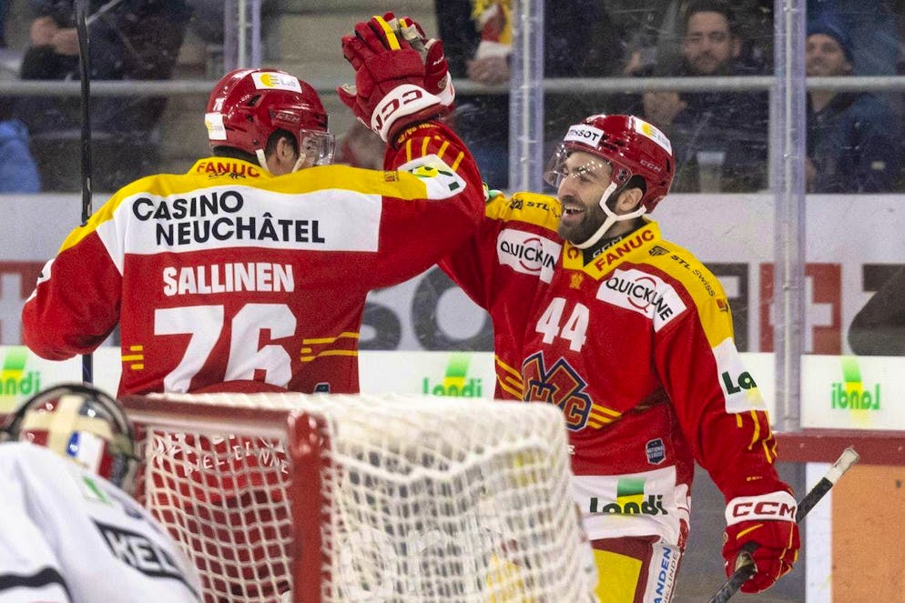 Anthony Greco(right) celebrates with Jere Sallinen after his goal to make it 2:1 for Biel.