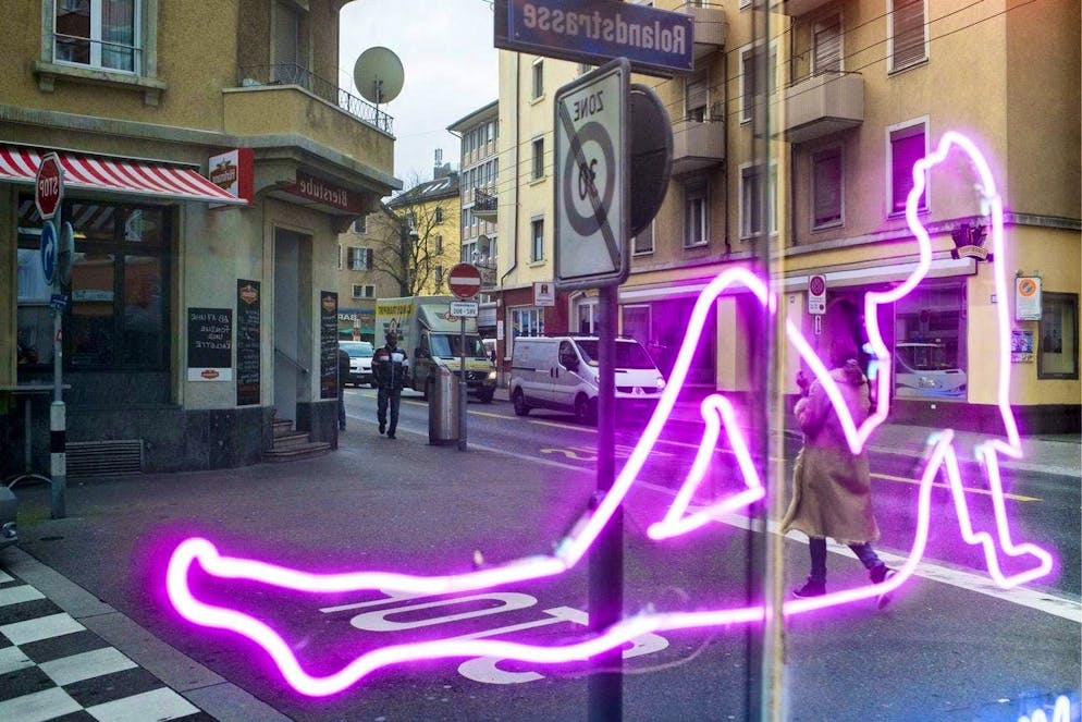 Une publicité lumineuse pour femmes du cinéma Roland, prise le jeudi 14 novembre 2013 à Zurich. (KEYSTONE/Ennio Leanza)