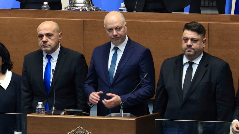 Il neopremier bulgaro Rossen Zheliazkov (nel centro)