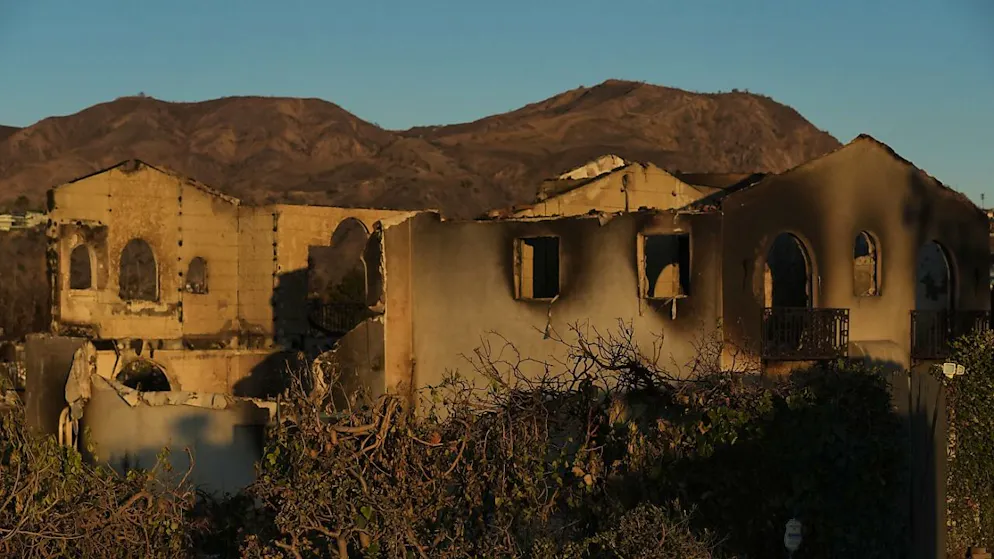 Les dégâts sont considérables à Los Angeles, comme ici à Palisades. Plus de 12'000 habitations, autres bâtiments et véhicules ont été détruits ou endommagés et des quartiers entiers rasés. Et des milliers de personnes restent déplacées.