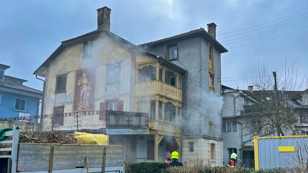 Willisau LU. Unknown persons shoot fireworks through window - house on fire