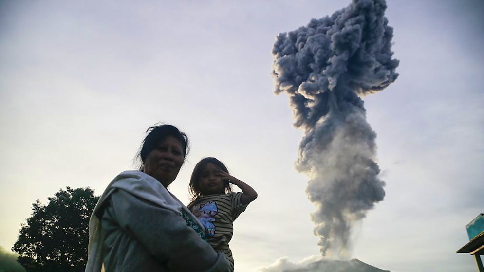 Une éruption du Mont Ibu dans la province du Maluku du Nord en Indonesie.