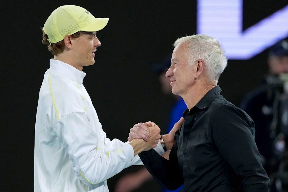 Jannik Sinner (sinistra) e John McEnroe nell'intervista in campo dopo la vittoria dell'italiano al secondo turno degli Australian Open.