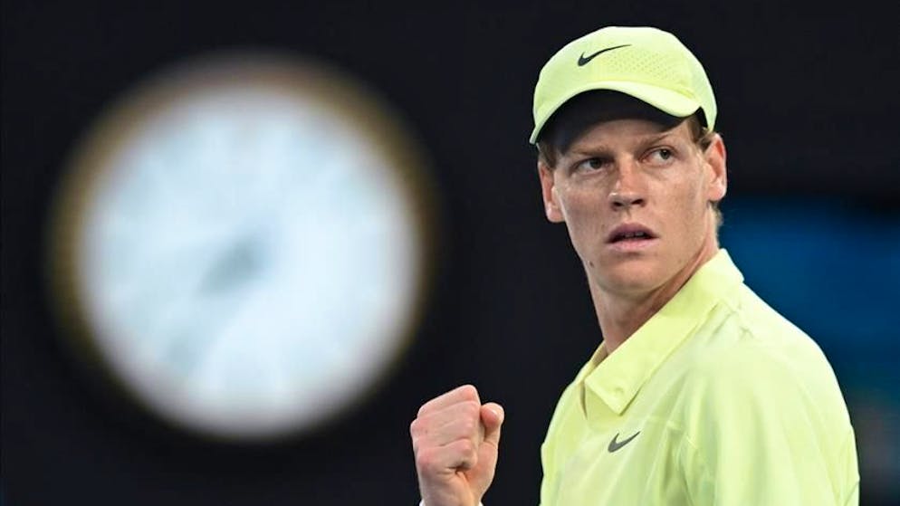 Tennis. Jannik Sinner soffre, ma avanza agli Australian Open