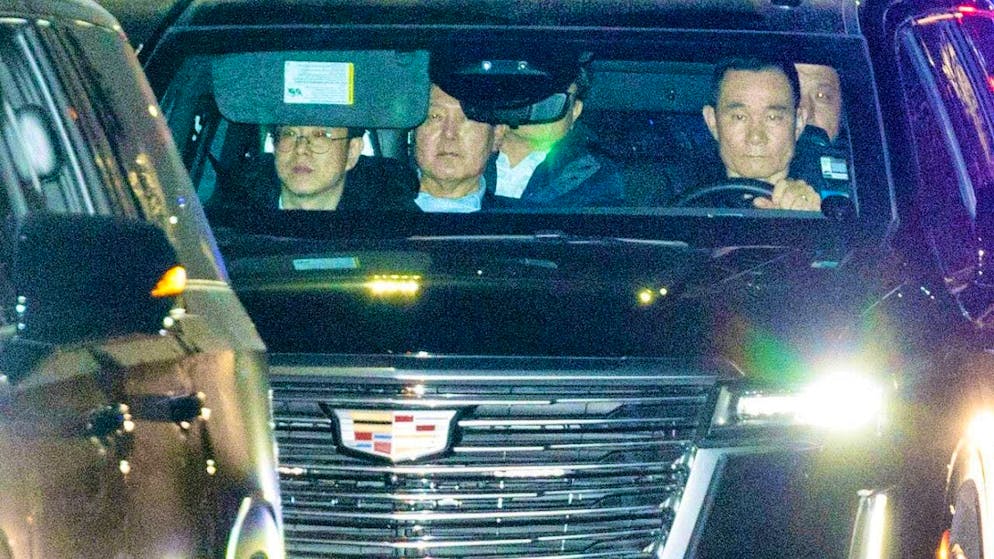 dpatopbilder - Deposed South Korean President Yoon Suk Yeol in a car on the way to a detention center in Uiwang. Photo: Kim Sung-min/YONHAP/AP/dpa