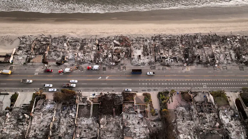 Beim Palisades Fire abgebrannte Häuser am Strand in Malibu nahe Los Angeles. (15. Januar 2025) 