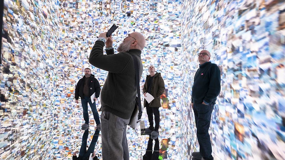 Le cube constitué d'écrans LED et de miroirs permet de voir l'oeuvre comme une sculpture, de l'extérieur, et de la découvrir de l'intérieur.